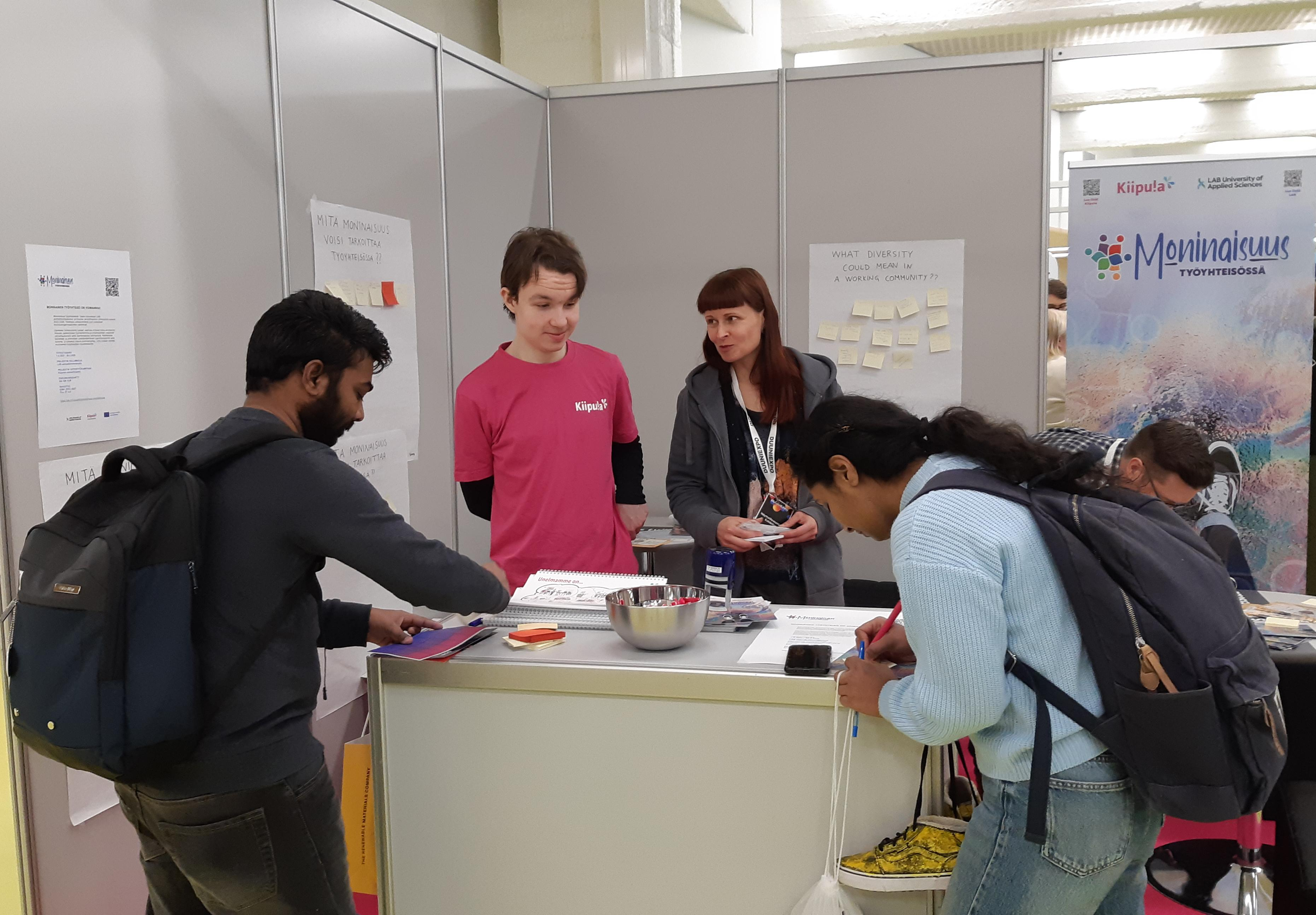 opiskelijoita duuniexpo ständillä
