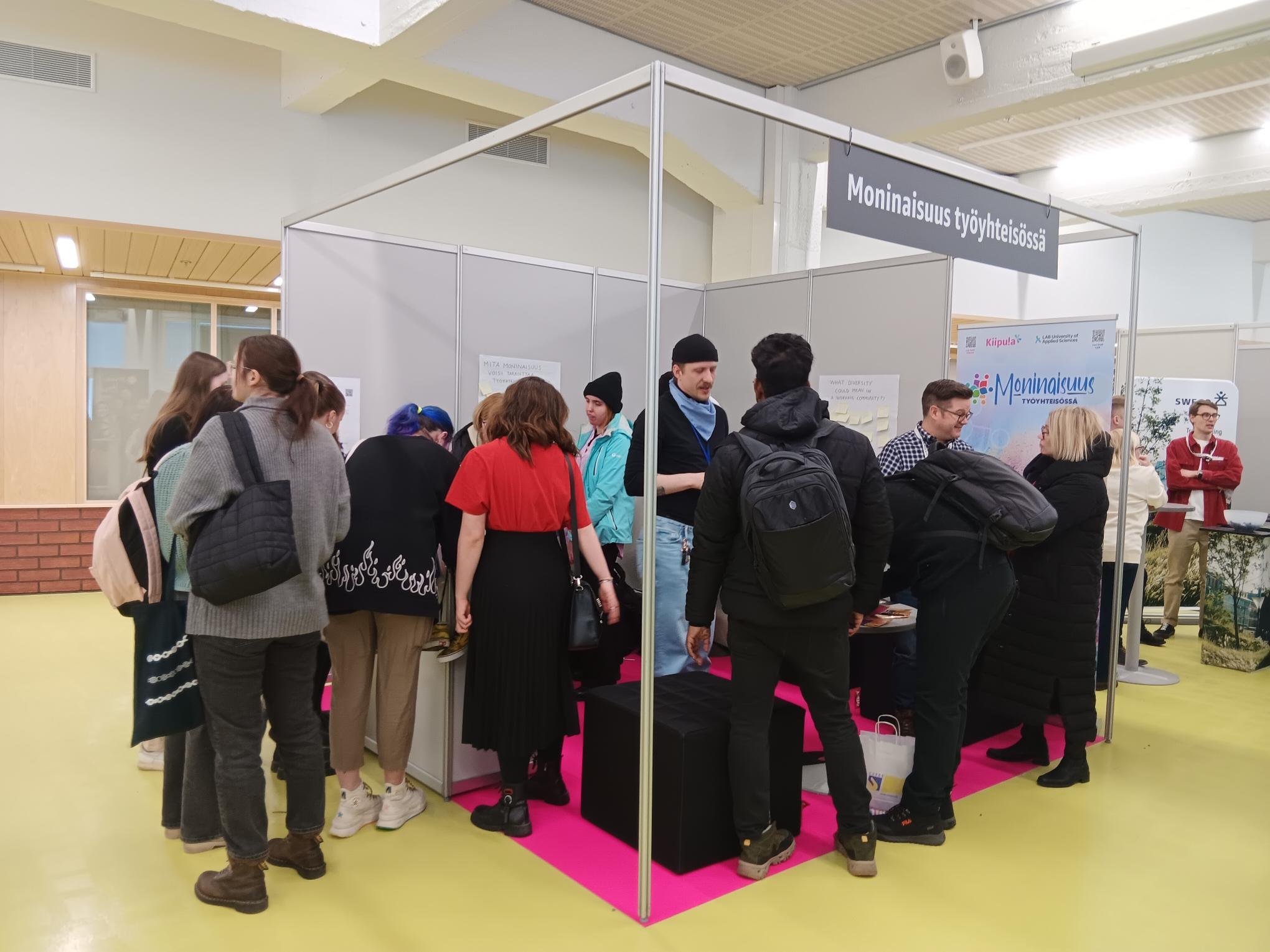 opiskelijoita duuniexpo ständillä