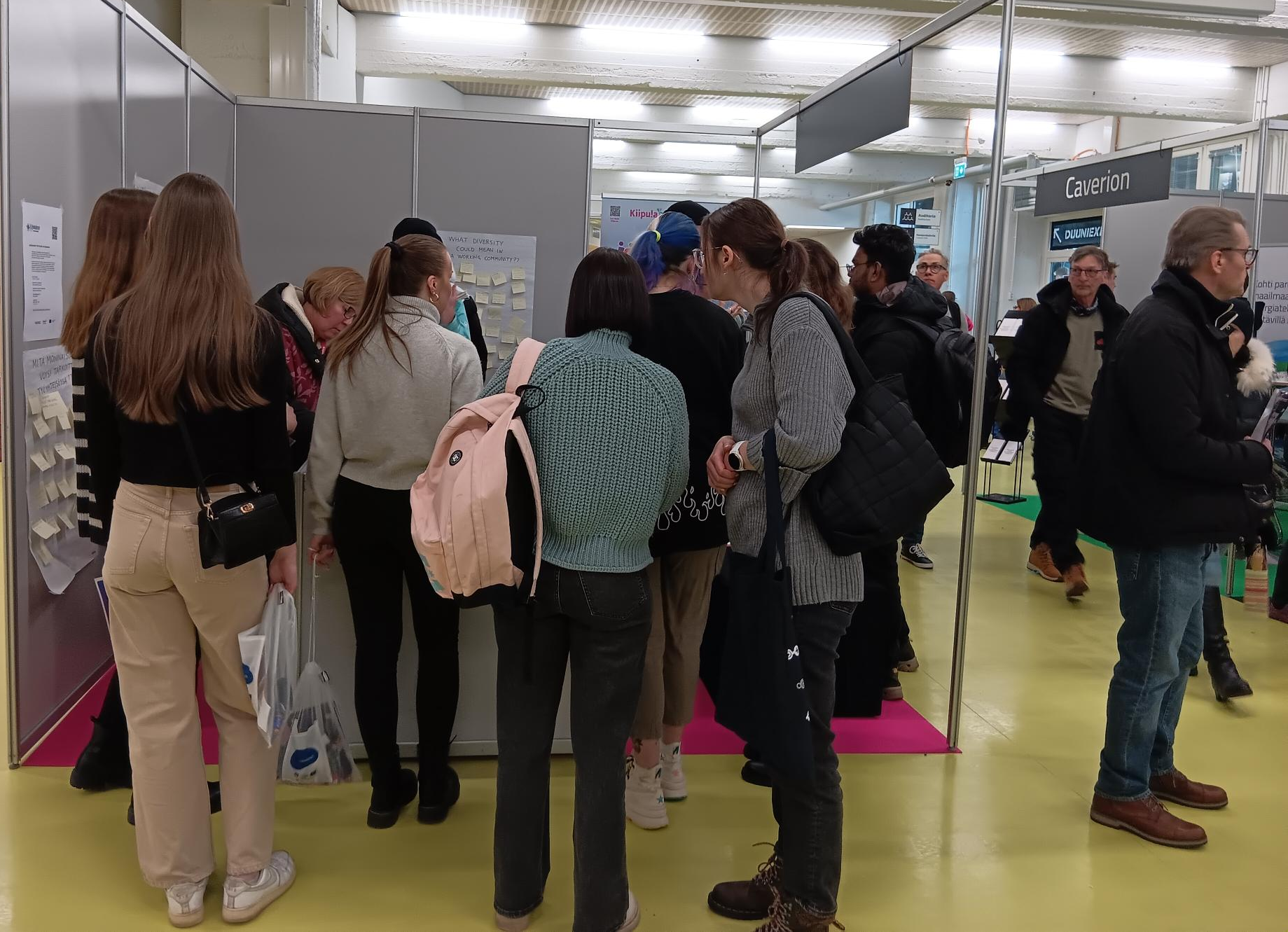 opiskelijoita duuniexpo ständillä