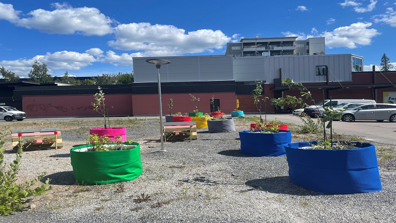 Plant sacks and benches in Hukkapuisto