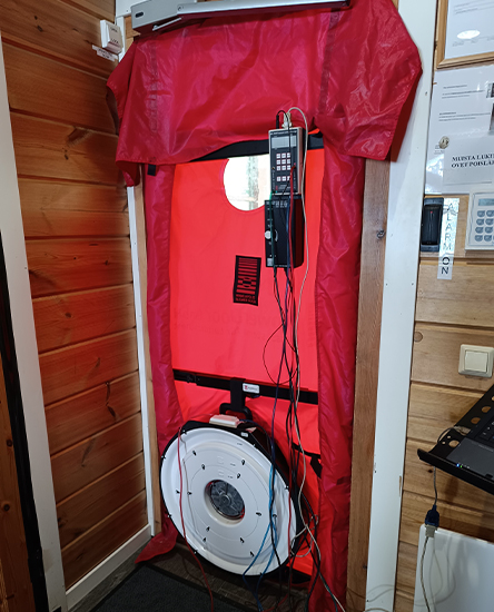 Ilmetiiveysmittauksessa käytettävä, oviaukkoon kiinnitettävä puhallin.