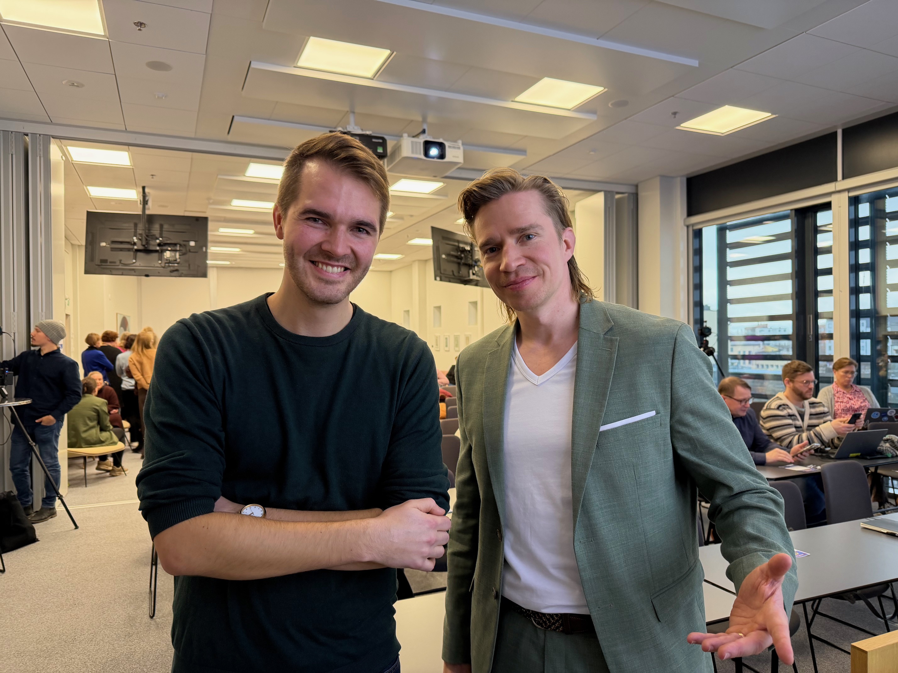 Tilaisuuden puhujat: Perttu Pölönen ja Sakari Nisula