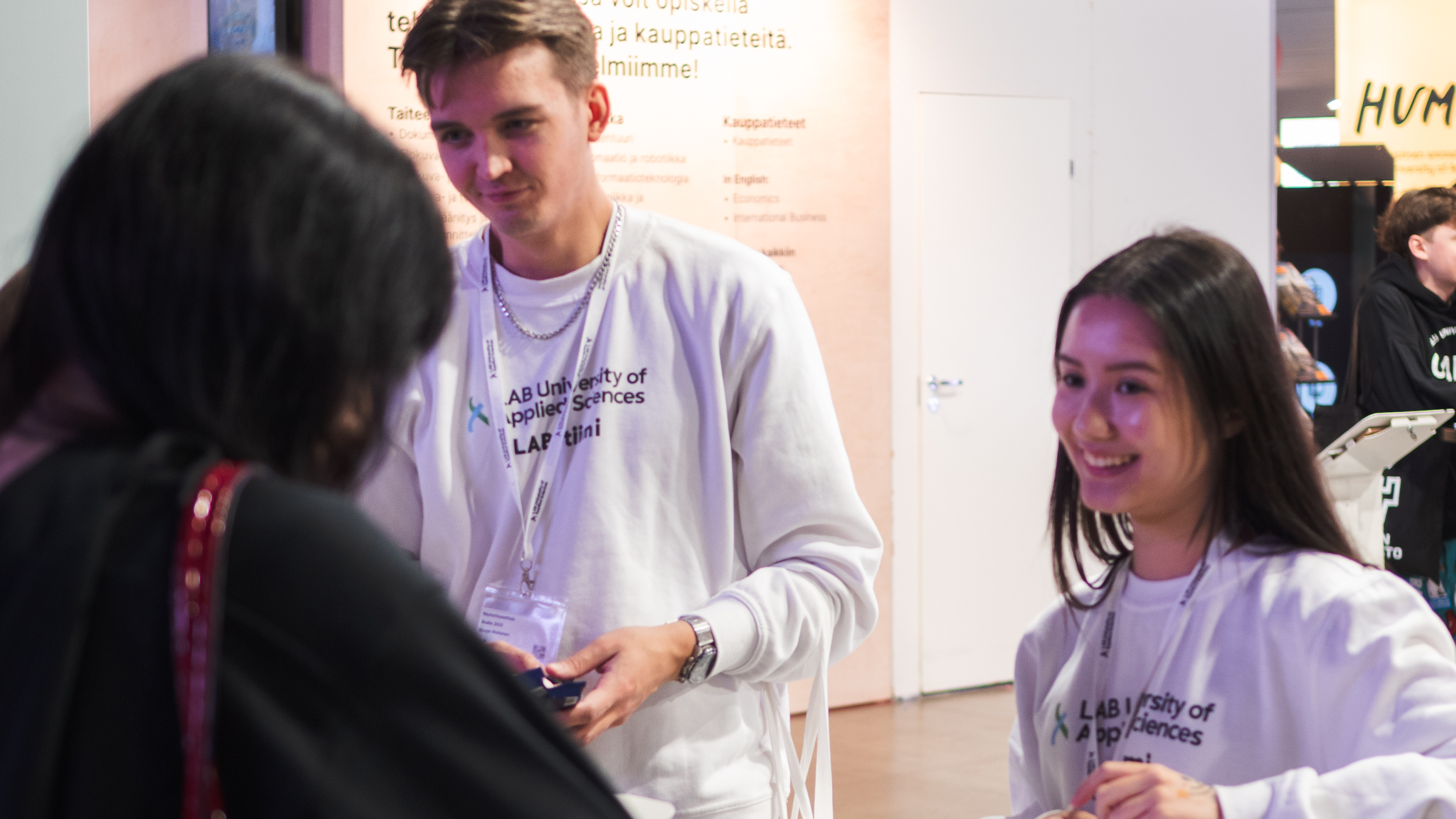 LAB-tiimiläiset Roope ja Rebecca Studia-messuilla Helsingin Messukeskuksessa 2025.