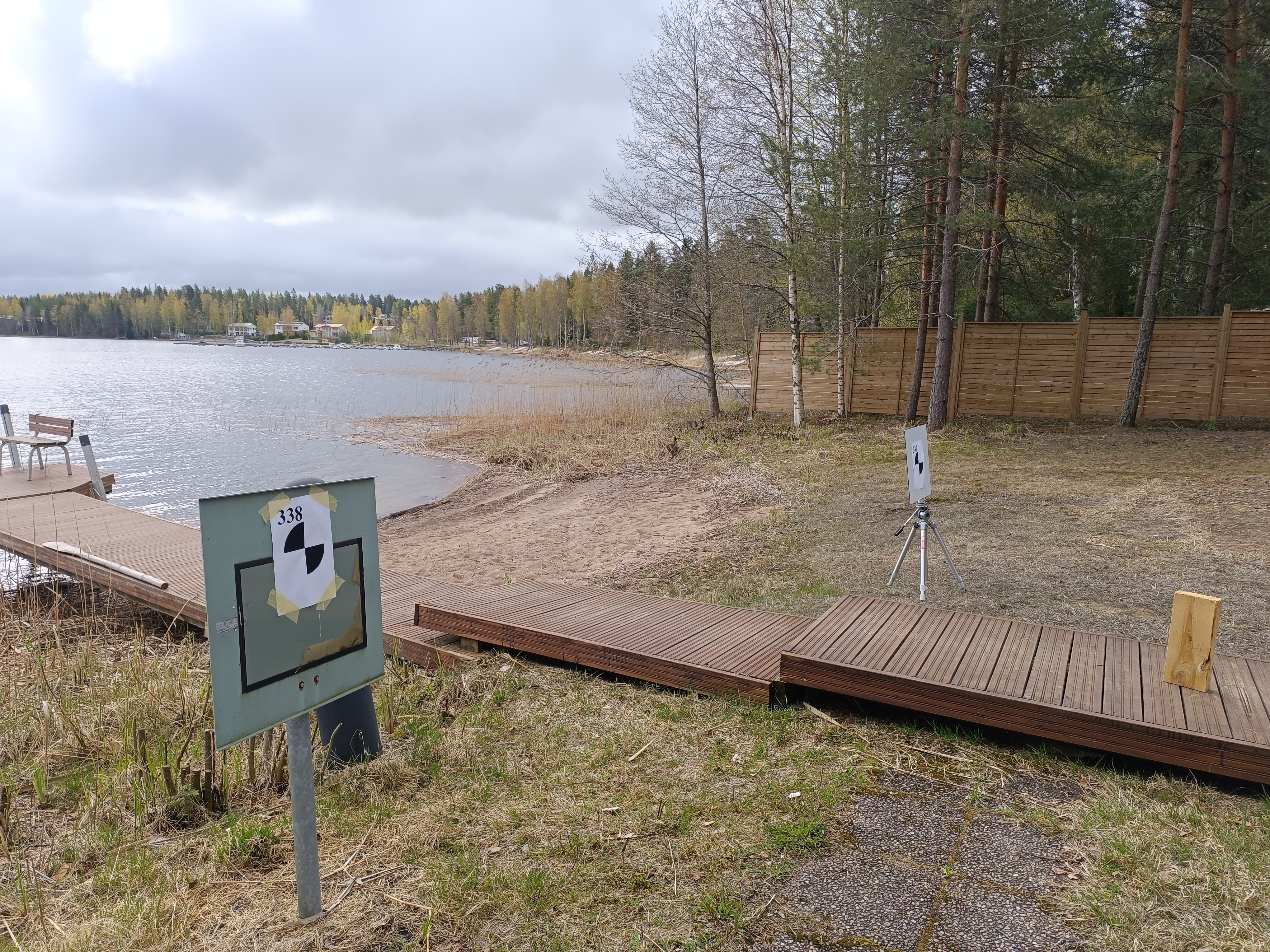 LUT-yliopiston rantasaunan piha-alue ja laserkeilainkuvaukseen kuuluvat tähykset.