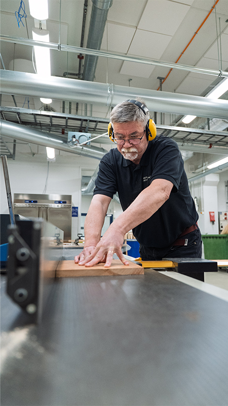 Puutekniikan opiskelija Marko Aalto työskentelee puutekniikan laboratoriotiloissa.