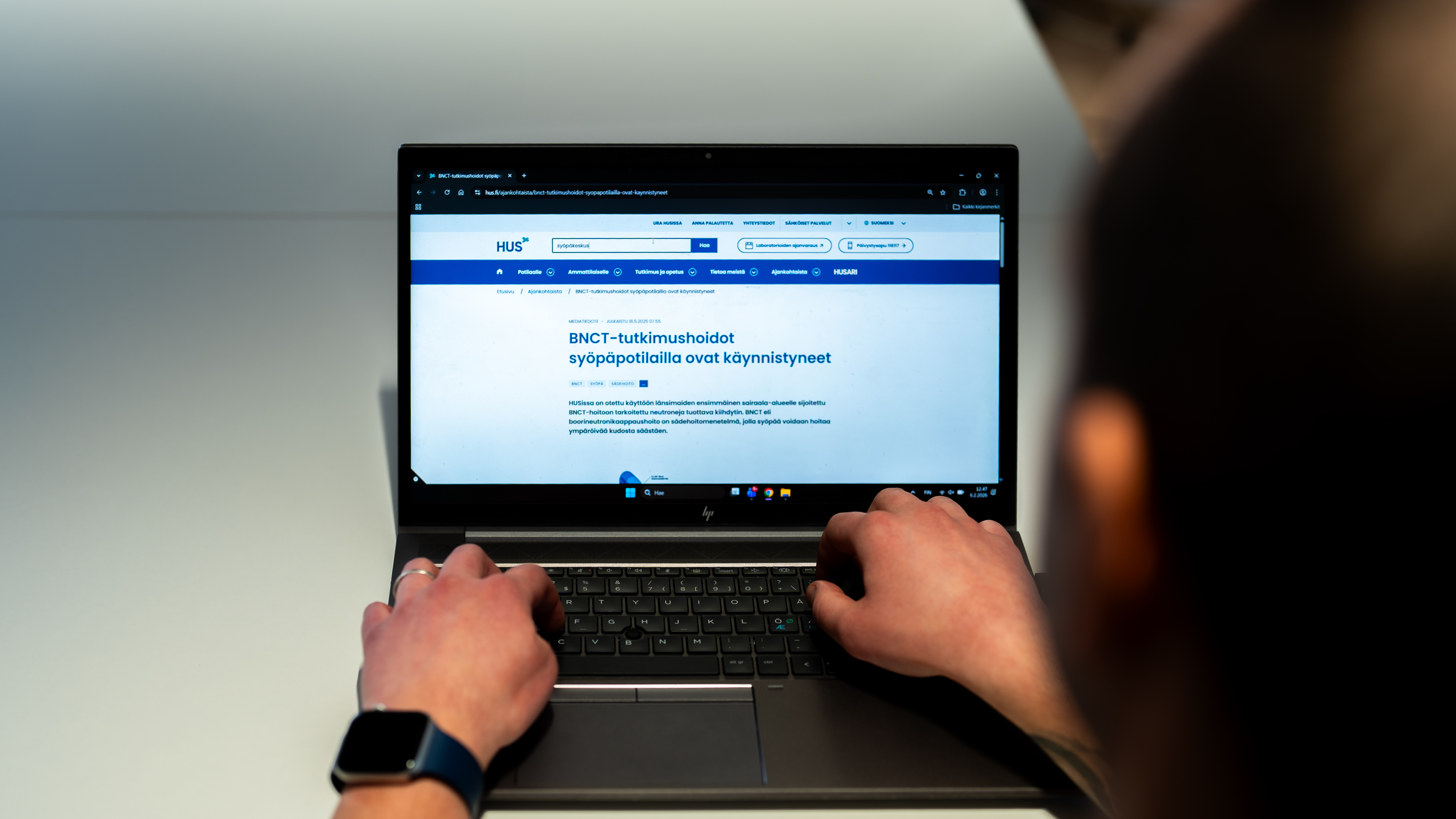 Tietokoneen näytöllä tietoa BNCT-tutkimushoidosta