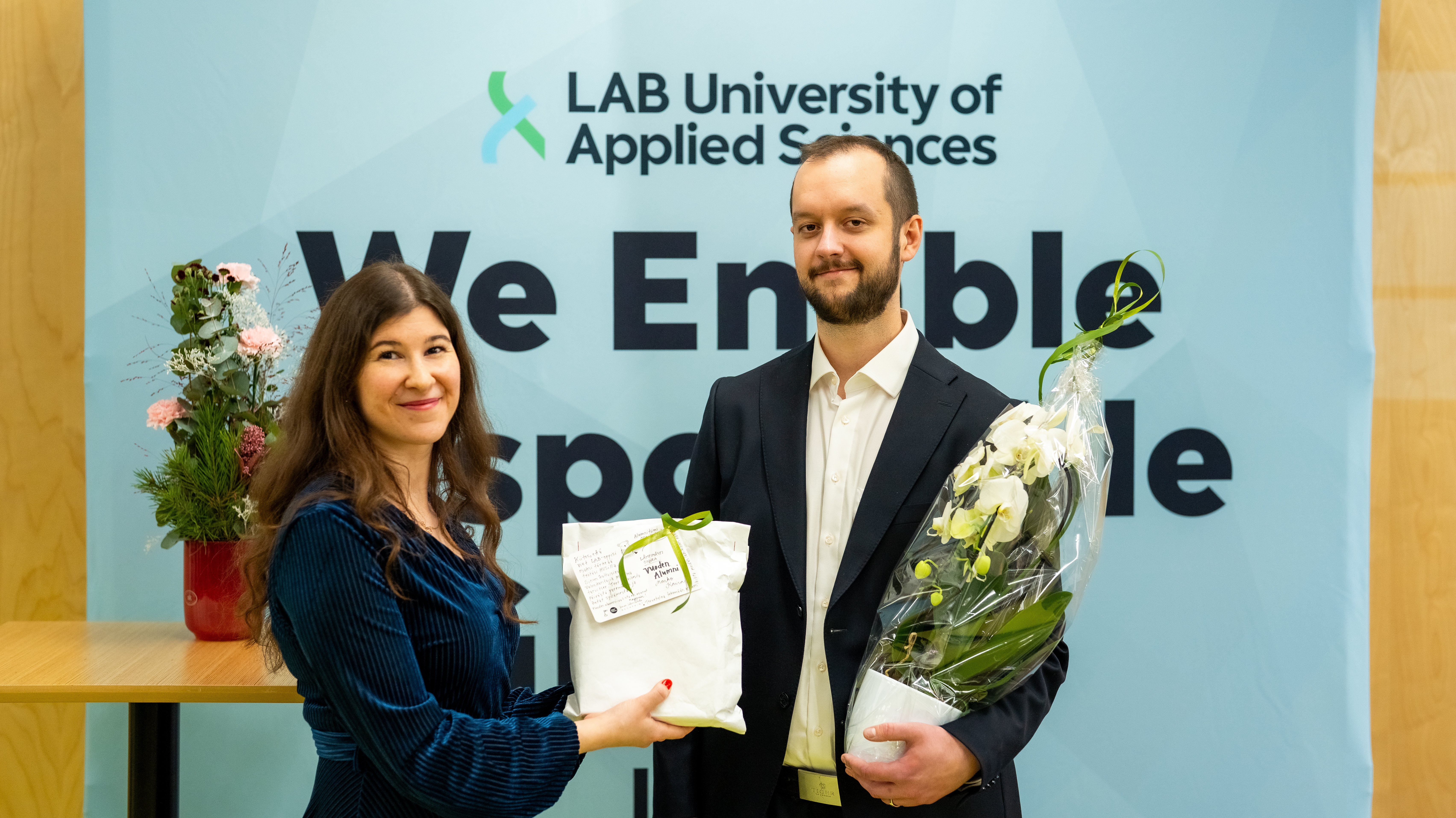 Vuoden alumni Marko Kaira vastaanottaa vuoden alumni -palkinnon