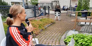 LABin fysioterapeuttiopiskelijat pitävät parvekejumppaa ikääntyneille Lahdessa