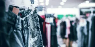 Koronapandemia on vähentänyt vaatteiden ostamista kivijalkakaupoista, mutta lisännyt verkkokauppojen myyntiä. Kuva vaateliikkeestä.