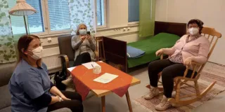 Kolme ihmistä istumassa simulaatiotilassa