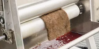 Hiusmatto voidaan puhdistaa öljystä esimerkiksi mankeloimalla.