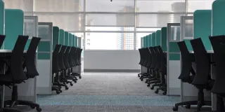 Kuva tyhjästä avokonttorista.