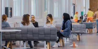 ryhmä ammattikorkeakoulun opiskelijoita istumassa sohvalla