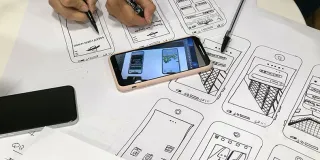 Digitaalisten ratkaisujen lean-innovointi -kurssilla edetään vaiheittain erilaisten työskentelypohjien avulla.