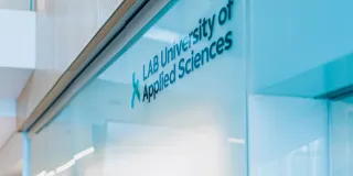 LAB-ammattikorkeakoulun logo ikkunassa.