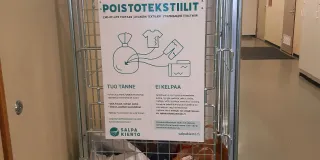 Yksi poistotekstiilin keräyspisteistä sijaitsee Harjula-keskuksessa Lahdessa