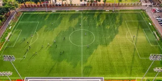 jalkapallokenttä kuvattuna ylhäältä