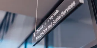 Sosiaali- ja terveysalan kyltti.