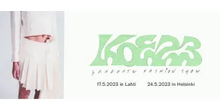 KOE23-muotinäytöksen bannerimainos nainen valkoisessa paidassa ja valkoisessa hameessa