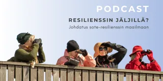Ihmisiä kiikaroimassa ympärilleen, etsimässä jotain