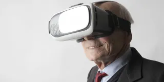 Ikääntynyt mies, jonka päässä on VR-lasit