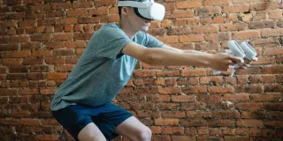 Henkilö urheilee VR-lasien kanssa