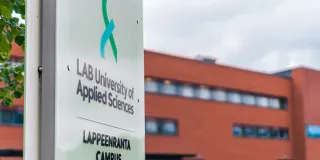 LABin kyltti Lappeenrannan kampuksen edessä.