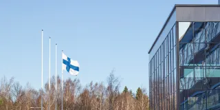 Lippu liehuu Lahden kampuksella.