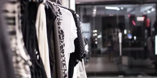 Vaaterekki vaatekaupassa.