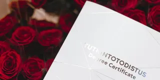 LABin tutkintotodistus ruusujen päällä.