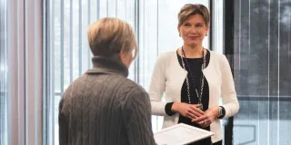 LAB-ammattikorkeakoulun johtava asiantuntija Susanna Tella vastaanottaa ansiomerkin potilasturvallisuustyöstä Mari Liukalta. 