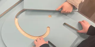 Muotoiluinstituutin opiskelijat suunnittelevat huonekalua.