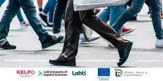 Ihmisiä kävelemässä kadulla ja hankkeen logot