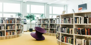 Lahden kirjasto kesävalossa.