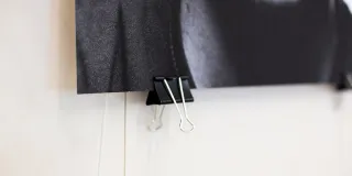 Mustan julisteen alakulma.