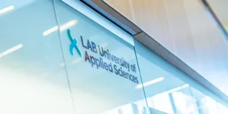 LAB-ammattikorkeakoulun logo heijastuu lasiseinästä