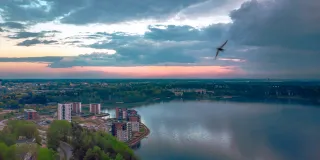 Iltainen maisemakuva.