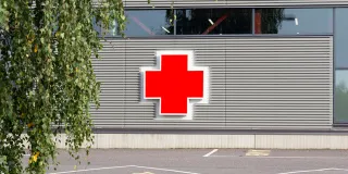Lahden keskussairaalan seinässä oleva punainen risti