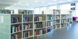 Lahden kirjaston kirjoja valkoisissa kaarevissa hyllyissä