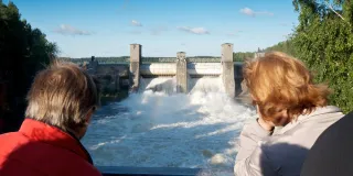 Kuva Imatran kaupunki kuvassa Imatran koskea ihailevia henkilöitä.