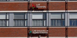 LABin ja LUTin logot seinäkylteissä