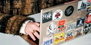 Opiskelijan kirjoittamassa kannattavalla tietokoneella