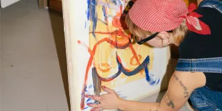 Kuvataiteilija maalaamassa