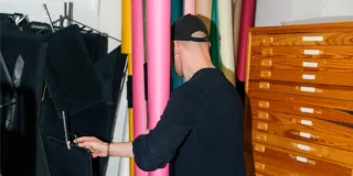 Mies kantamassa tarvikkeita