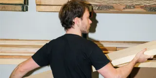 Mies kantamassa lankkua