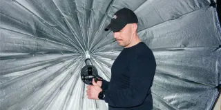 Mies asettamassa valaistusta valokuvaukseen