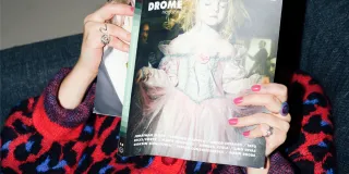 Henkilö lukemassa lehteä