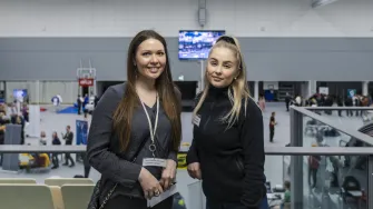 Liiketalouden opiskelijat Noora Ahtiainen-Himmanen (vas.) ja Hinna Hannukainen harrastemessuilla