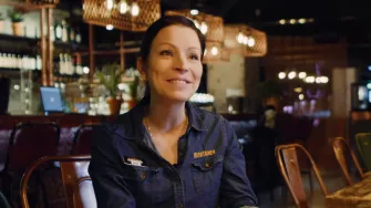 Anne Joenkoski (kuvassa) yhdisti työn ja opiskelun.