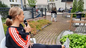 LABin fysioterapeuttiopiskelijat pitävät parvekejumppaa ikääntyneille Lahdessa